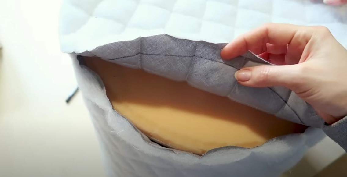 Пуфік з підручних матеріалів: картонні коробки перетворюються на зручний предмет меблів.