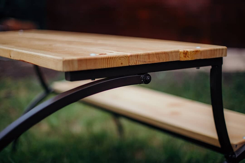 Зручна лавка-трансформер з дерева для саду, зроблена своїми руками