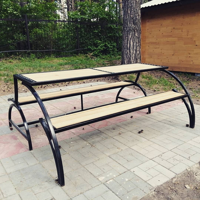 Розкладений стіл-лавка трансформер з дерева для відпочинку на природі