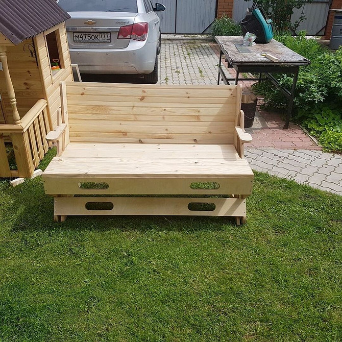 Дерев'яна лавка-трансформер для саду: ідея для ландшафтного дизайну