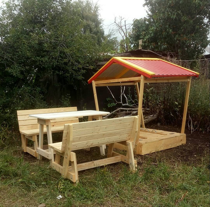 Дерев'яна лавка трансформер в садовому інтер'єрі: функціональні меблі для відпочинку на природі