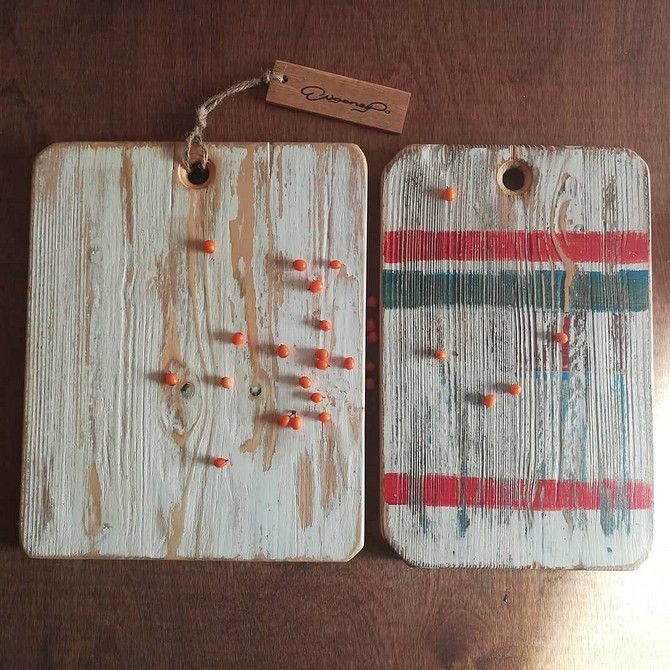 Зістарена деревина своїми руками: створення текстури за допомогою брашування та обпалення.