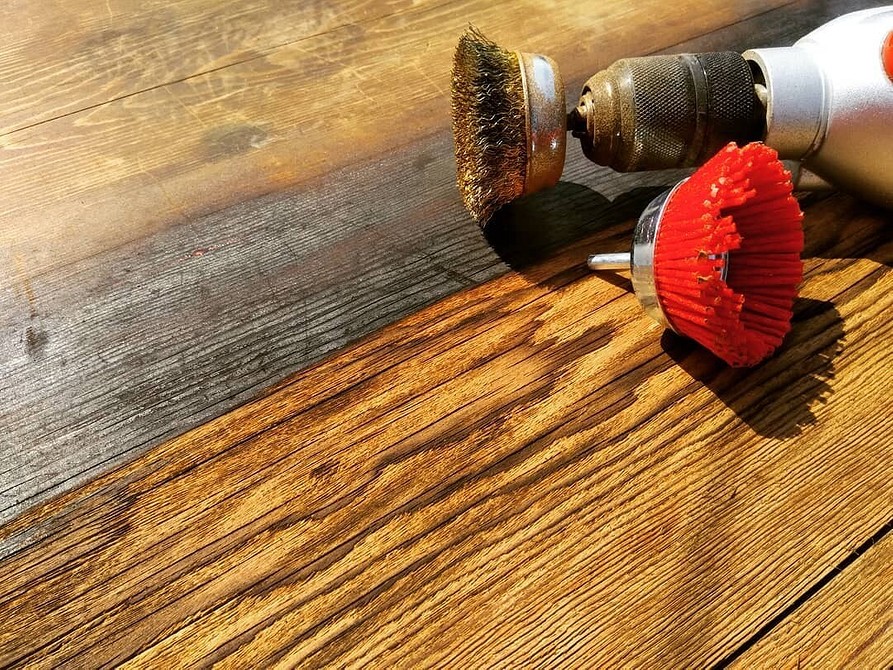 Брашування деревини: зістарювання дерева своїми руками для унікального дизайну