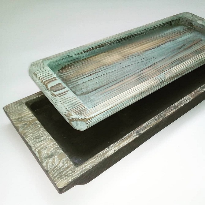 Меблі, зістарені своїми руками, додають вінтажного шарму інтер'єру: тумбочка з ефектом старовини.