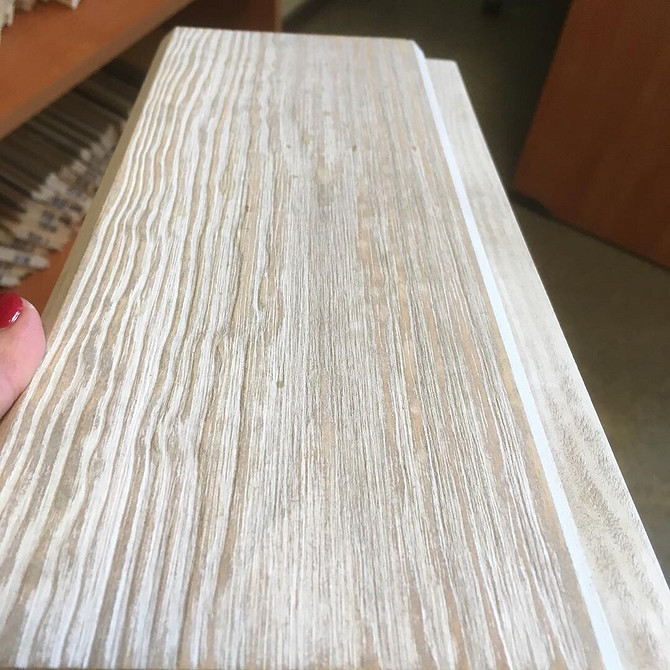 Зістарена дерев'яна дошка з тріщинами та потертостями, створена своїми руками для декору стін.