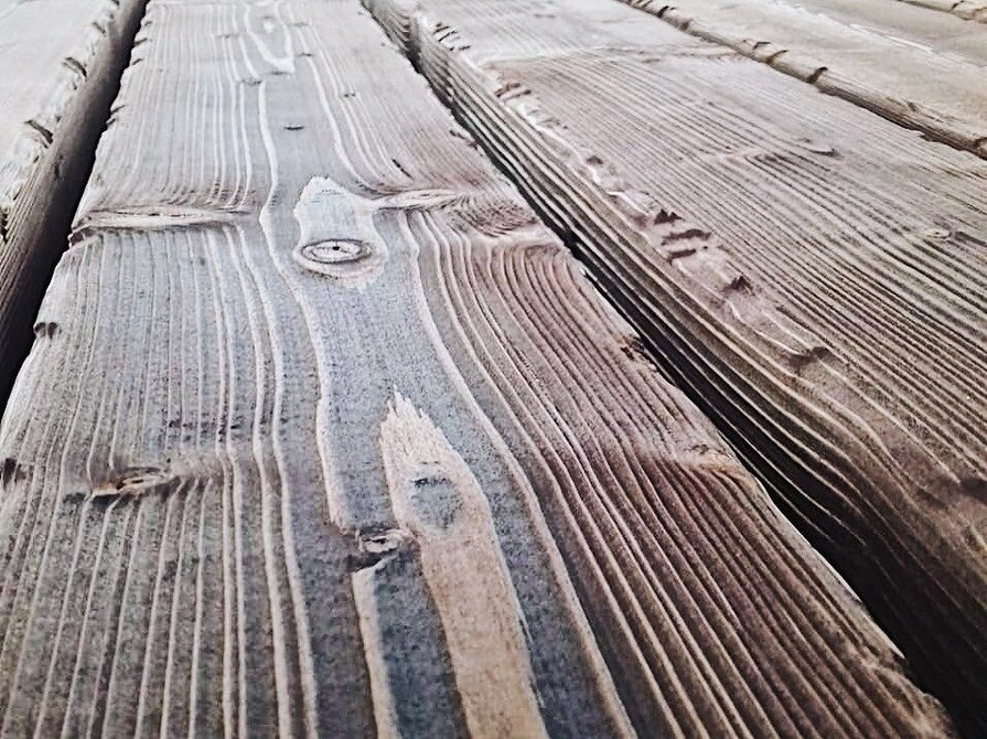 Техніки зістарювання деревини: як створити декор під старовину своїми руками