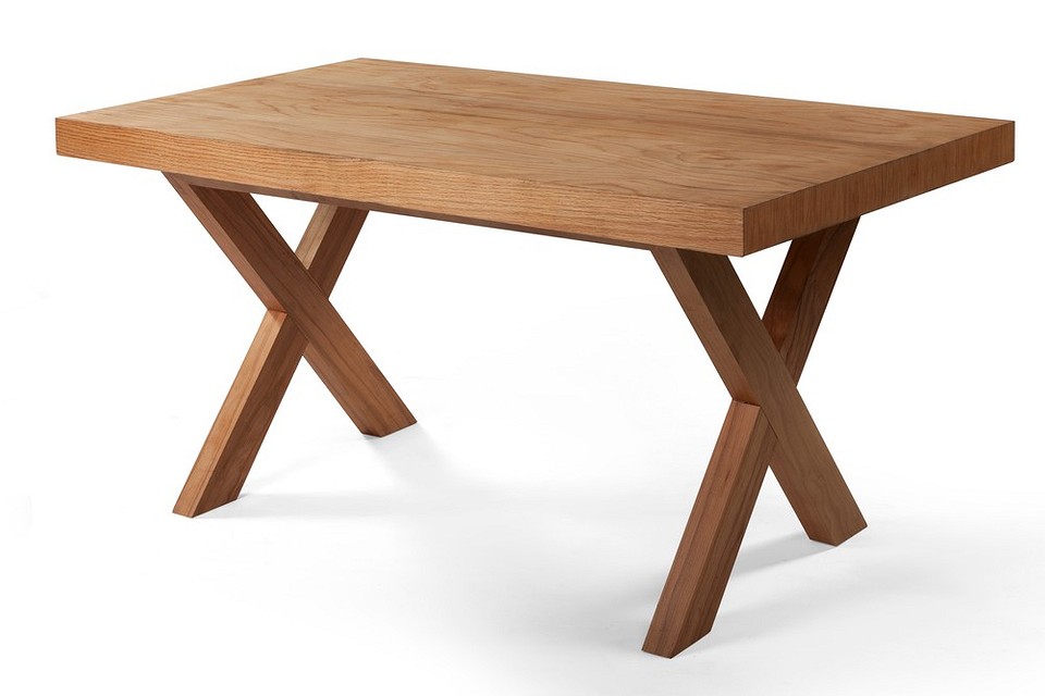 Готовий дерев'яний столик для дачі, виготовлений своїми руками, вуличні меблі.