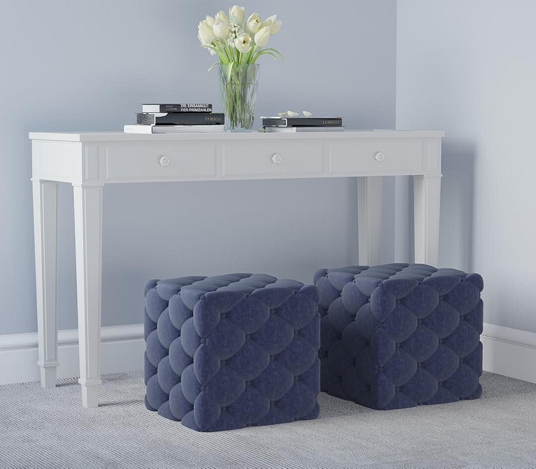 Пуф з текстильною оббивкою в скандинавському передпокої, затишний елемент дизайну