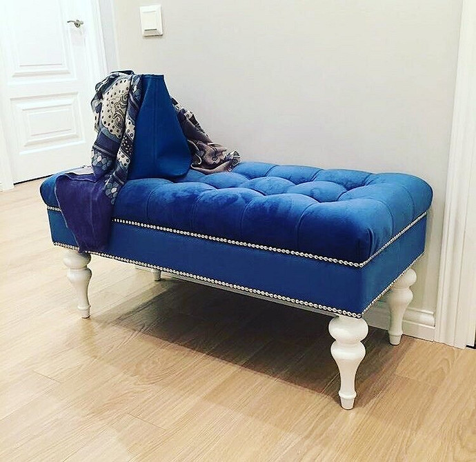 Невеликий пуфик в класичному інтер'єрі передпокою, елегантне доповнення меблів