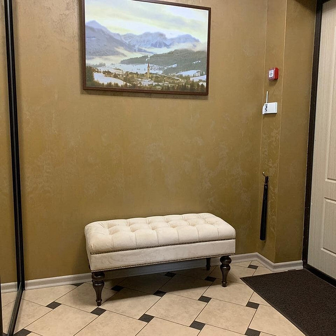 Банкетка з кованими ніжками в передпокої, поєднання стилю та функціональності