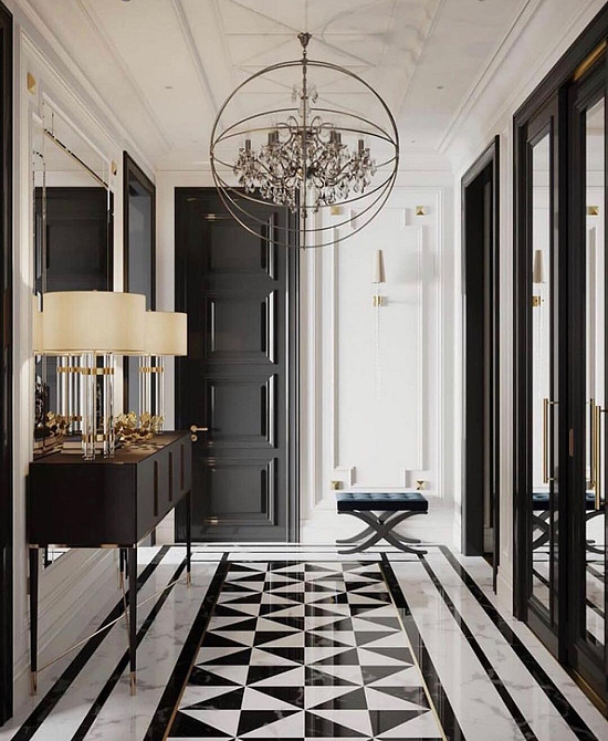 Дерев'яна банкетка з подушками в передпокої, зручне місце для зберігання взуття