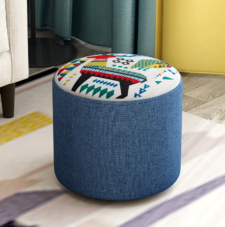 Інтер'єр кімнати з м'яким пуфиком біля журнального столика, затишок та комфорт.