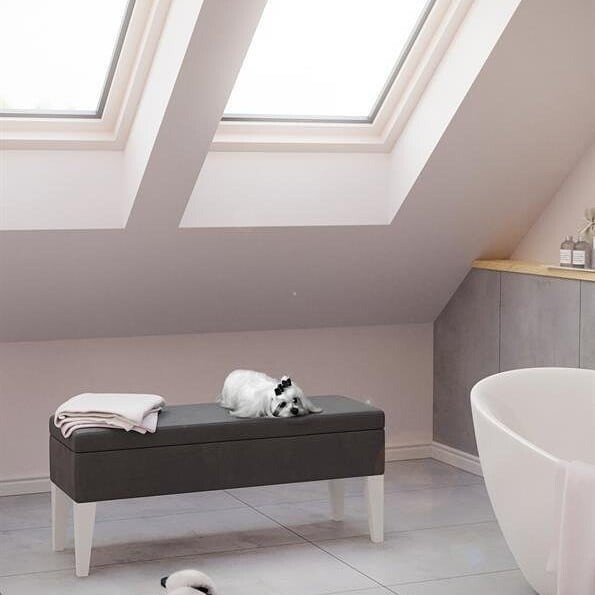 Пуфик невеликого розміру, як частина дизайну спальні, додає функціональність та елегантність.