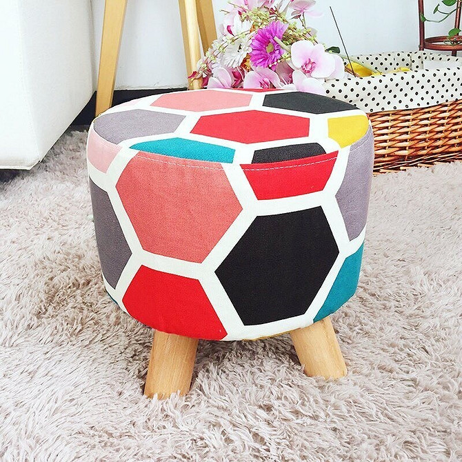 Банкетка з м'якою оббивкою в сучасному інтер'єрі передпокою, дизайн інтер'єру з комфортом.