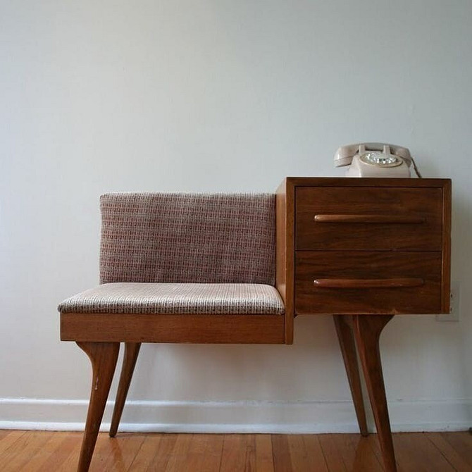 Пуф зі шкіряною оббивкою в світлому передпокої, елемент сучасного дизайну