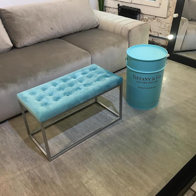 Елегантна банкетка в інтер'єрі вітальні, м'які меблі для комфортного відпочинку.