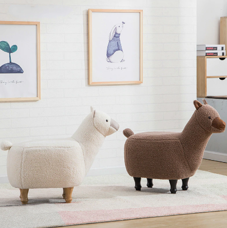 Стильна банкетка та пуфик в сучасному інтер'єрі передпокою для зручності та комфорту.