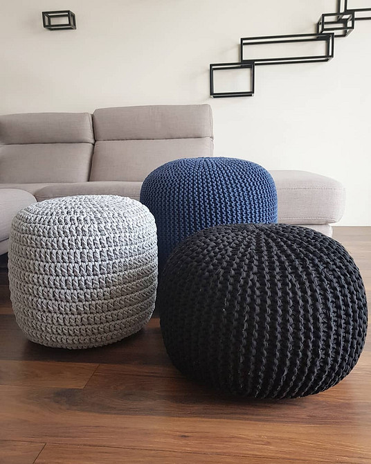 Банкетка з дерев'яними ніжками в інтер'єрі спальні, меблі в стилі скандинавського мінімалізму.