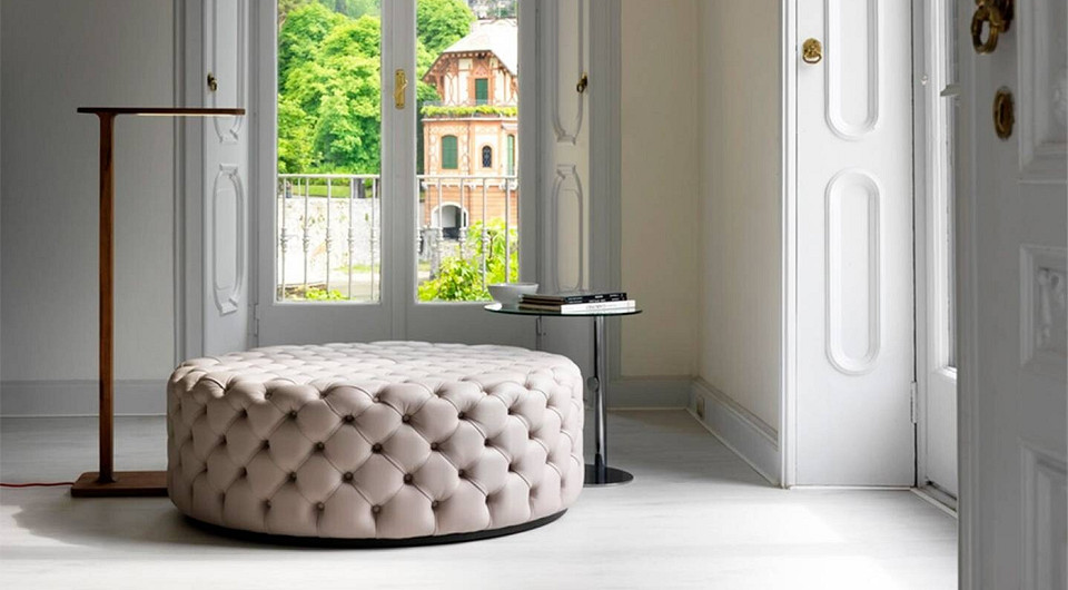 Банкетка з м'якою оббивкою в сучасному передпокої, зручне місце для сидіння