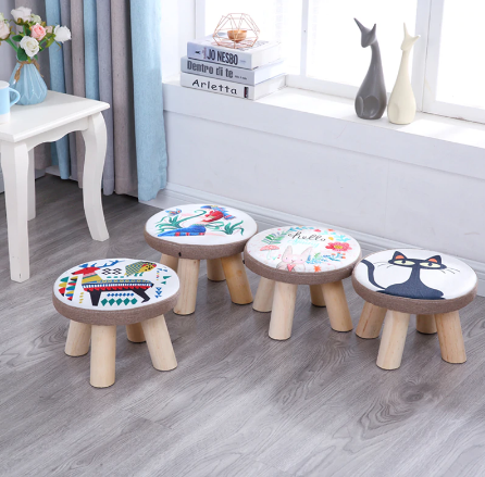 Елегантний пуфик з м'якою оббивкою в дизайні інтер'єру кімнати, додає вишуканості та комфорту.