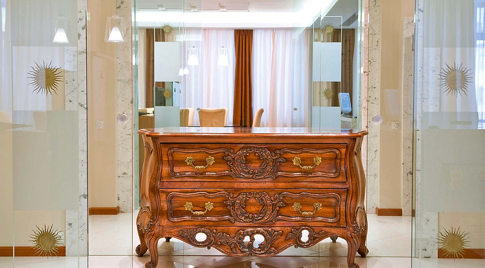 Як обрати якісні меблі у вітальню: огляд матеріалів, фурнітури та стильних рішень.