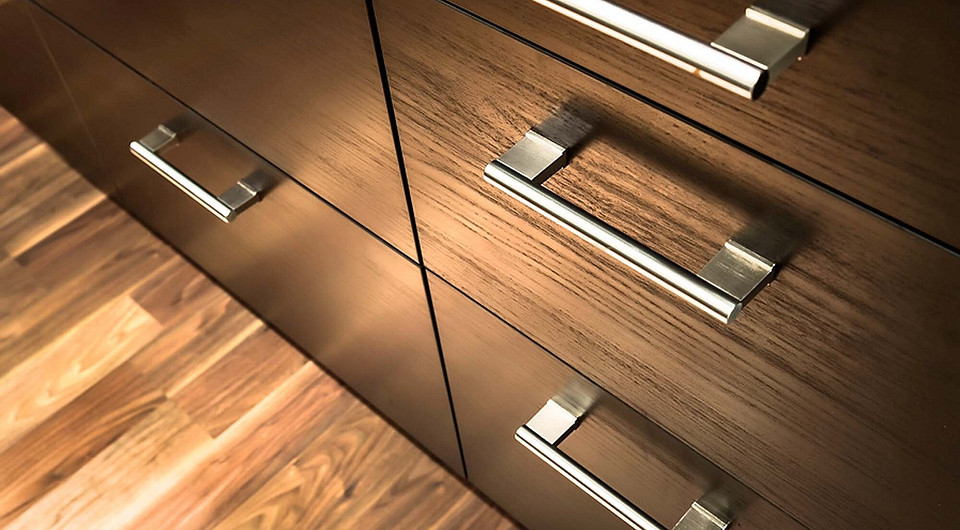 Поради дизайнера щодо вибору меблів: матеріали, фурнітура та загальний стиль вітальні.