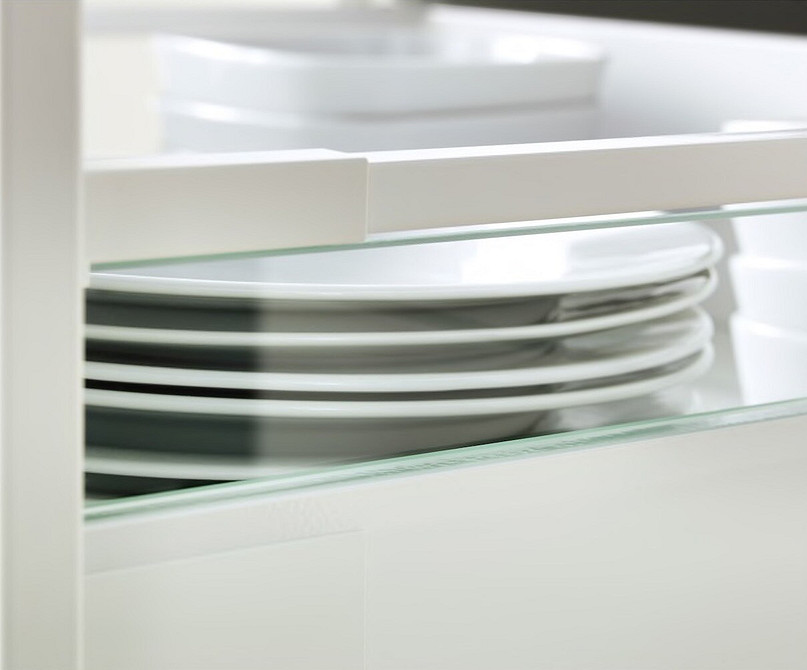 Детальний вид кухонного ящика з доводчиком: механізм плавного закривання.