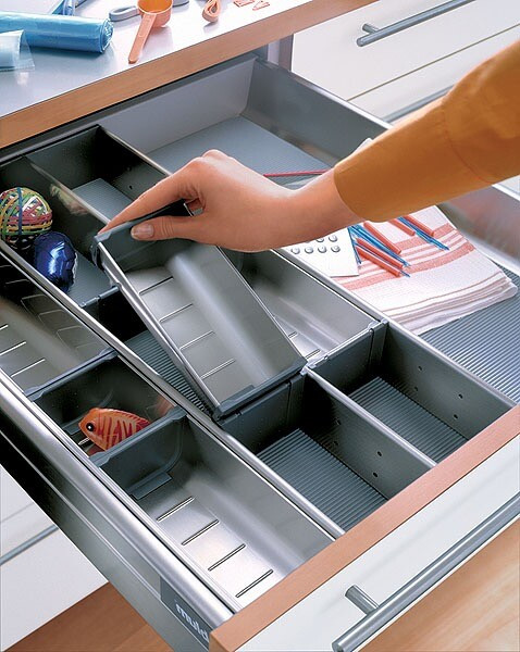 Продумана організація простору в кухонних ящиках для зручного зберігання спецій та приправ.