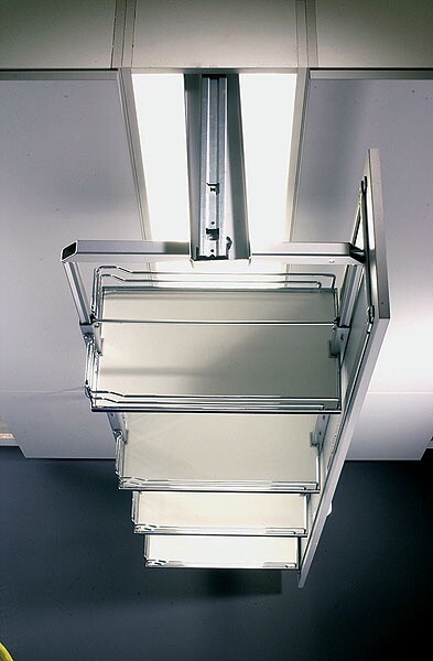 Навісні кухонні шафи-колони для оптимального зберігання речей та організації простору