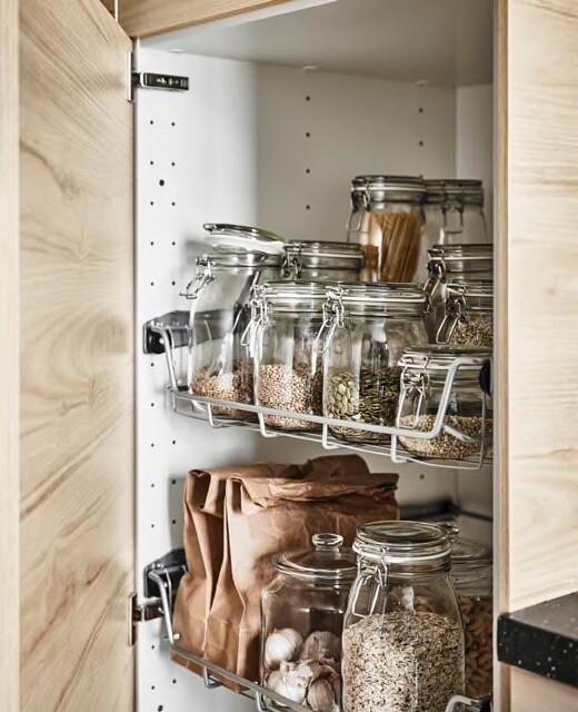 Зручне зберігання кухонних інструментів в ергономічних ящиках з роздільниками для кожної речі.