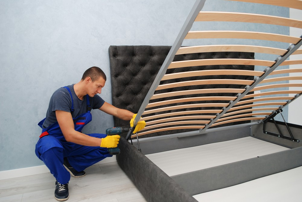 Ліжко з підйомним механізмом в інтер'єрі спальні: економія простору та стильний дизайн