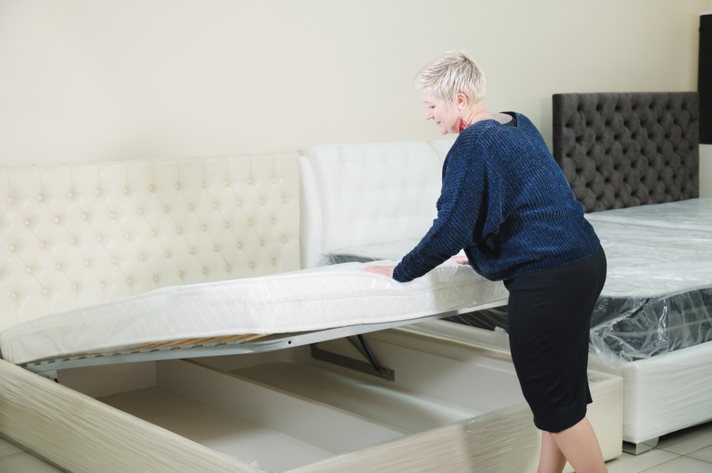 Переваги ліжка з підйомним механізмом: зручна система зберігання та ергономічний дизайн.