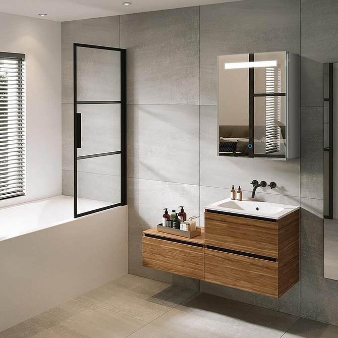 Дизайн ванної кімнати з великою ванною та зручними меблями для релаксу.