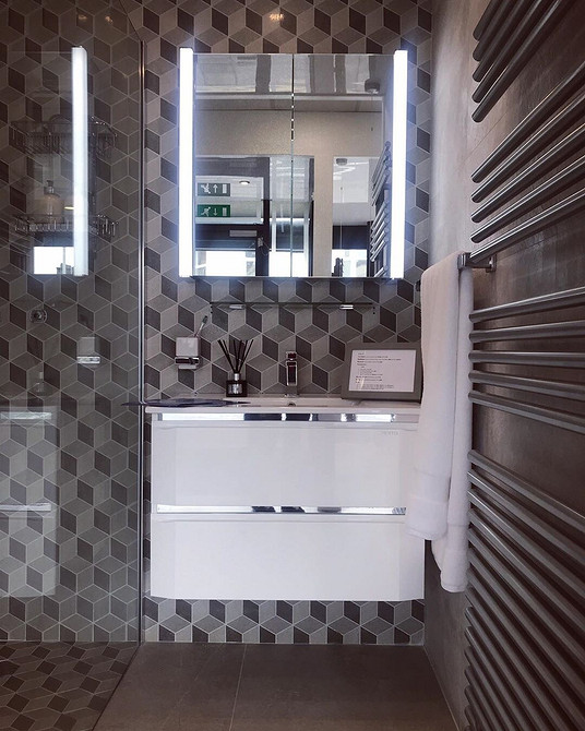 Приклад вологостійких меблів у ванній кімнаті: практичне рішення для дому