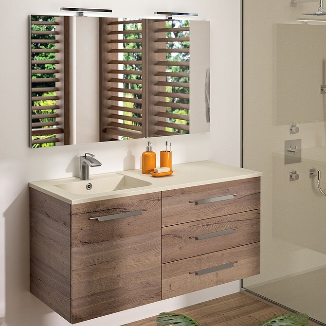 Сучасна ванна кімната з елегантними меблями для зберігання речей та комфорту.