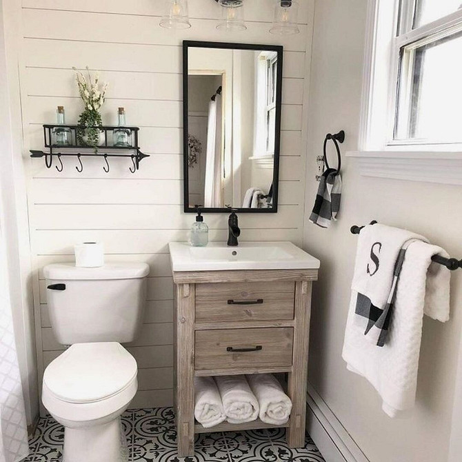 Інтер'єр сучасної ванної кімнати з мінімалістичними меблями та стильною сантехнікою.