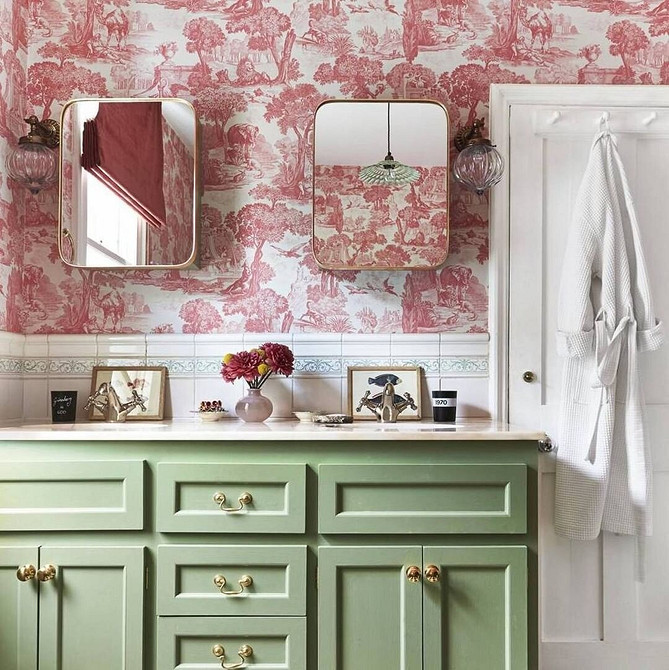 Сучасний дизайн ванної кімнати з акцентом на мінімалізм та функціональність.