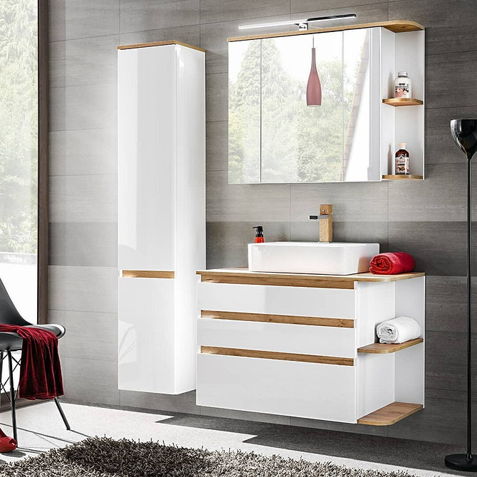 Сучасний дизайн ванної кімнати з використанням стильних та функціональних меблів.