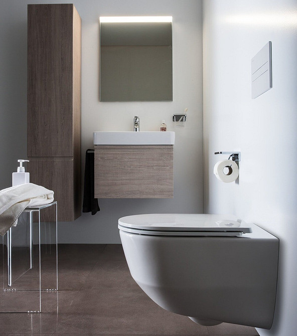 Інтер'єр ванної кімнати з дерев'яними меблями та великим дзеркалом.