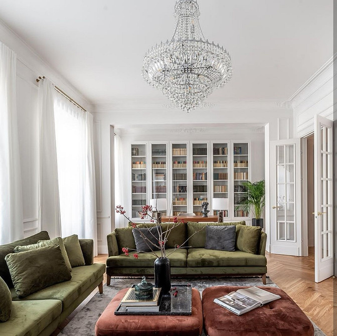 Диван у скандинавському стилі на дерев'яних ніжках з подушками.