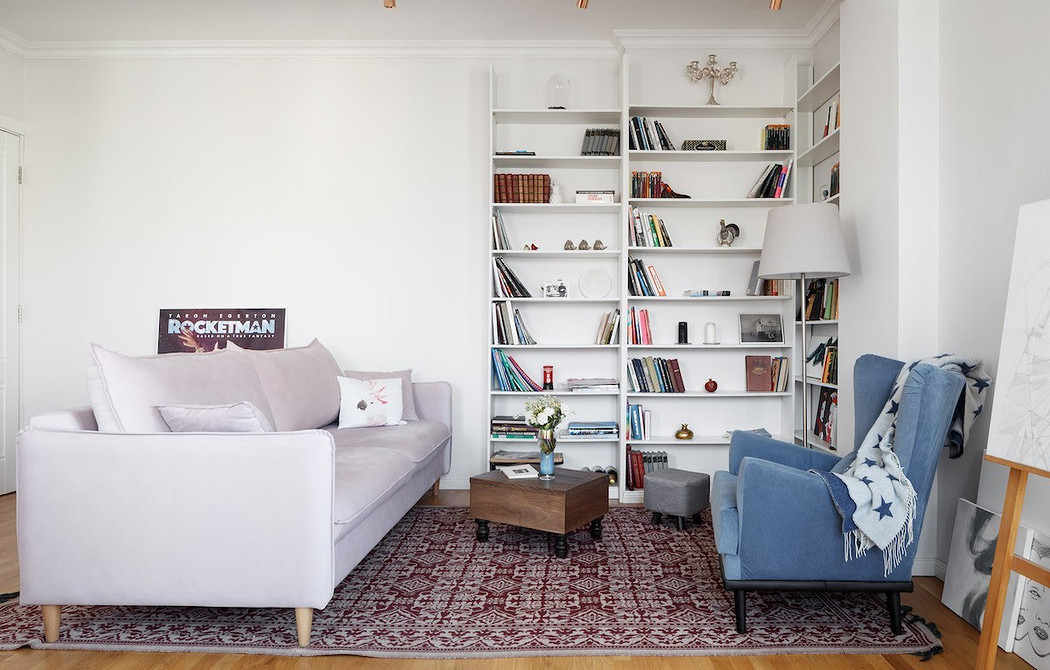 Розкішний диван з каретною стяжкою на вигнутих ніжках у класичному інтер'єрі.