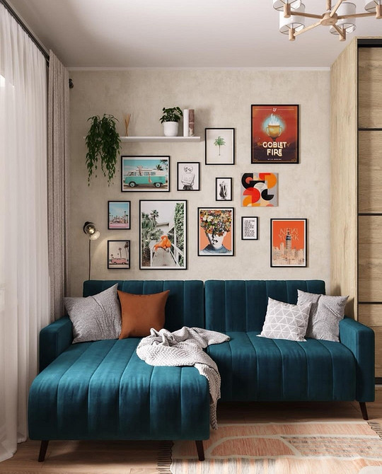 Диван на ніжках з велюровою оббивкою в інтер'єрі з акцентною стіною та декором.