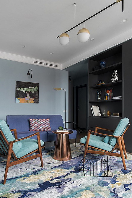 Світлий сучасний диван на дерев'яних ніжках у мінімалістичному інтер'єрі, тренди 2024