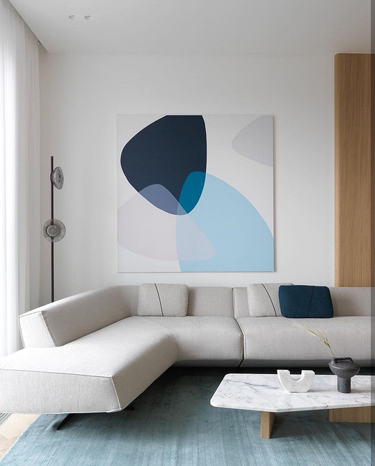 Елегантний диван на ніжках з підлокітниками, сучасний дизайн м'яких меблів