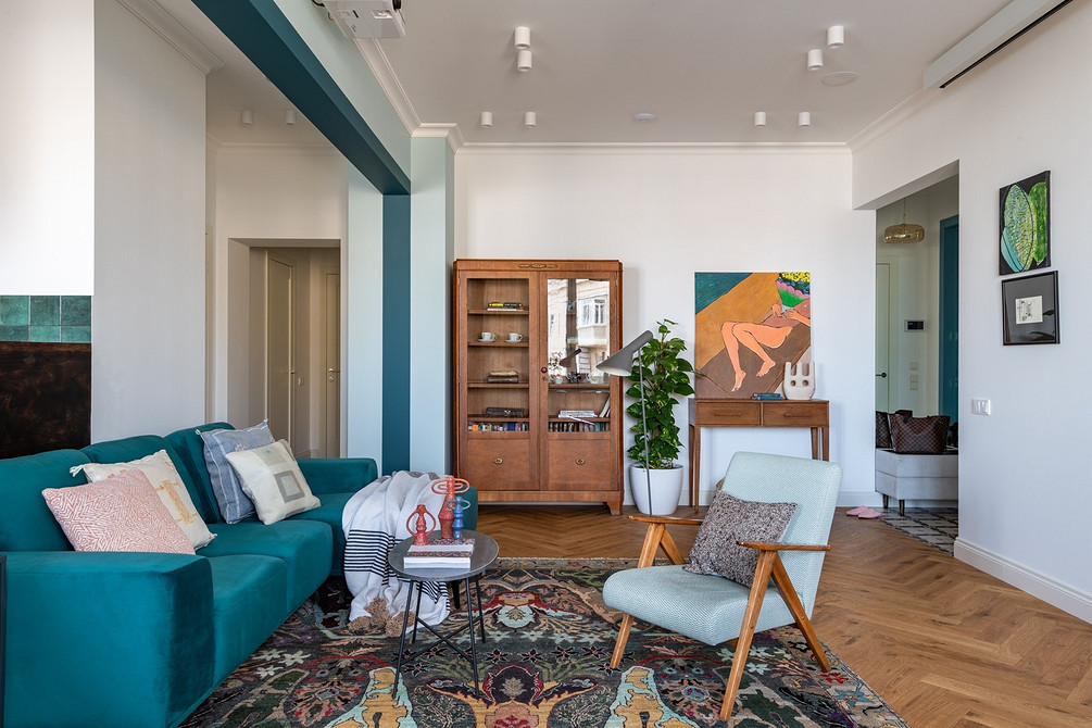 Сучасний диван на ніжках в стильному інтер'єрі вітальні, дизайн 2024 року