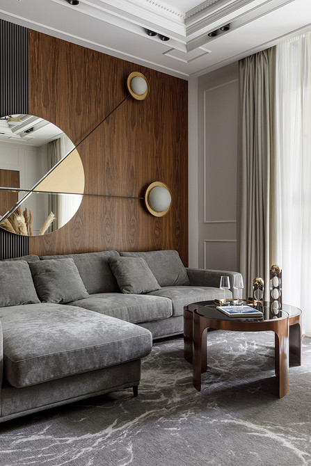 Диван на тонких металевих ніжках в сучасному інтер'єрі, стильний дизайн