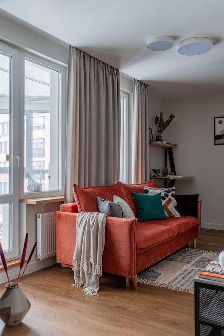 Елегантний диван на високих ніжках в сучасному інтер'єрі, стиль та комфорт