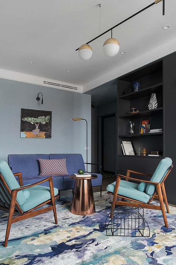 Диван мінімалістичного дизайну на металевих ніжках у квартирі-студії.