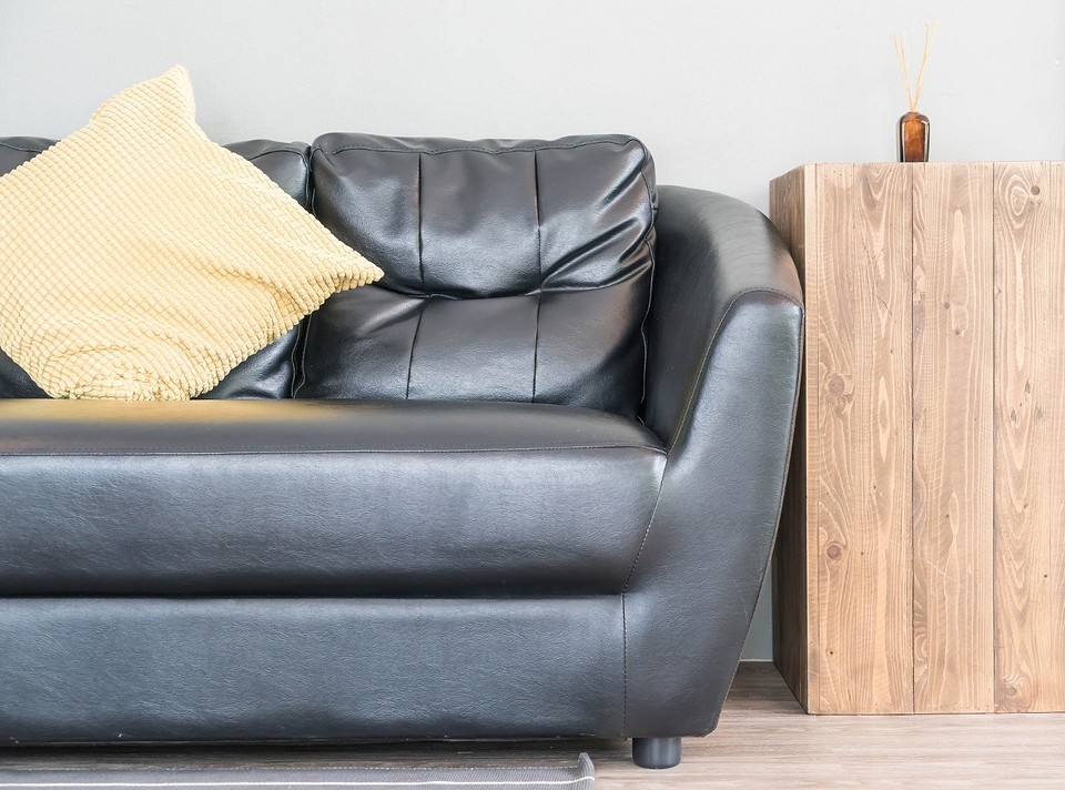 Вибір тканини для перетяжки дивана: поради та популярні матеріали для обивки