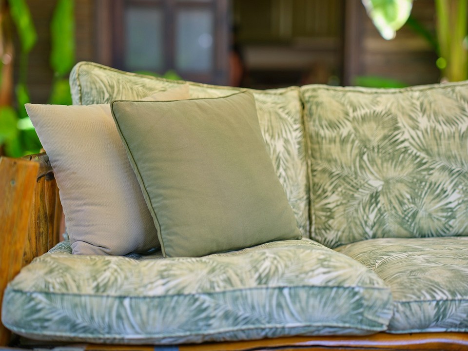 Огляд популярних матеріалів для оббивки диванів: практичність та стиль